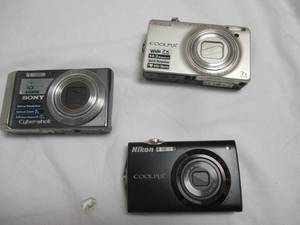 lot 81 image: Lot- 3- Digital Pocket Cameras-Working Condition Unknown- Untested- Dead Batteries, No Chargers