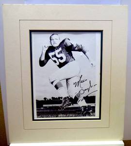 lot 124 image: AUTHENTIC AUTOGRAPH - VINTAGE PHILADELPHIA EAGLES LEGEND MAXIE BAUGH HAND SIGNED 11 X 14 MATTED PHOTO READY TO FRAME