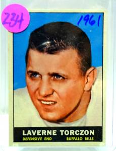 lot 234 image: VINATGE ROOKIE CARD - 1961 Topps #157 Laverne Torczon RC