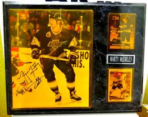 lot 295 image: CUSTOM AUTOGRAPHED PLAQUE - LOS ANGELES KINGS NHL STAR MARTY MC SORLEY HAND SIGNED 8 X 10 PHOTO, 2 SPORT CARDS AND ETCHED NAME PLATE ON 11 X 14 PLAQUE