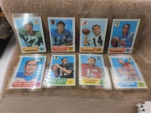 lot 15 image: Selection of 1968 football cards