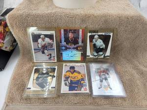lot 19 image: Selection of Hockey cards -rookies and more