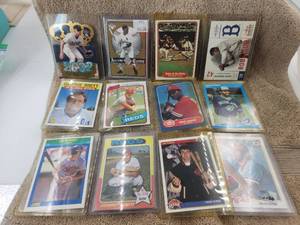 lot 42 image: Selection of baseball cards