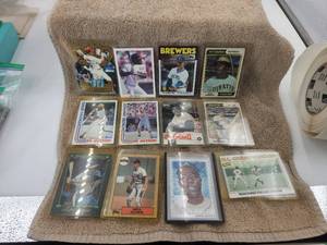 lot 34 image: Selection of Baseball cards