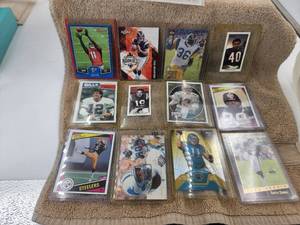 lot 87 image: Selection of football cards