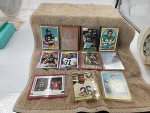 lot 91 image: Selection of football cards