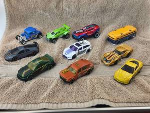 lot 77 image: Selection of Hot Wheels