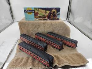 lot 90 image: Athearn - Southern Pacific train engine with 4 passenger cars