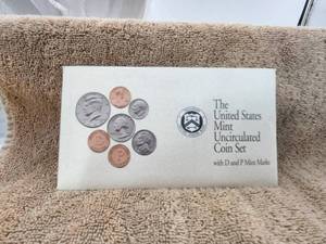 lot 44 image: 1999 U.S. Mint Uncirculated Coin Set - D and P