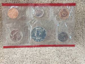 lot 66 image: Selection of 1996, and 1987 uncirculated coins