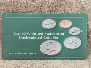 lot 82 image: 1993 United States Mint Uncirculated Coin Set - P and D marks