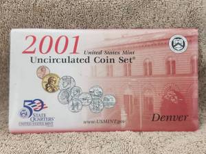 lot 111 image: 2001 Uncirculated Coin Set - Denver with State Quarters