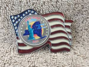 lot 134 image: 2001 Mew York State Quarter on Flag pin back with Pledge of Alliance on back