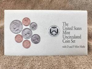 lot 157 image: 1992 United States Mint Uncirculated Coin Set - Denver and Philidelphia