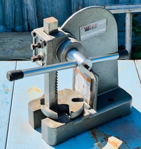 lot 2 image: Central Machinery One Ton Arbor Press #03552