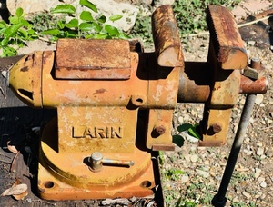 lot 4 image: Huge Vintage Larin Bench Vise