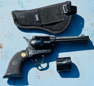 lot 5 image: CF Chiapas Model 1873-22 .22 Magnum Made in Italy W Extra Cylinder And Holster