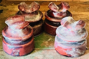 lot 19 image: Locke Hi-Top 77 Brown Porcelain Insulators