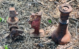 lot 34 image: Three AntiqueVintage Jacks