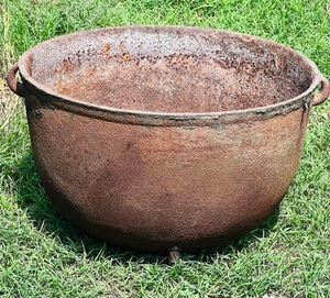 lot 39 image: 22 Antique Cast Iron Kettle