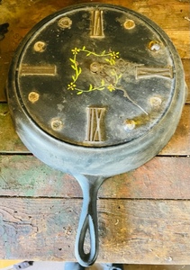 lot 51 image: Vintage 12 Cast Iron Skillet Clock