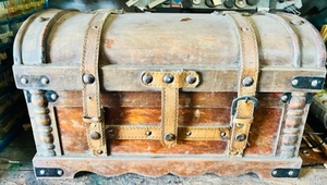 lot 55 image: Vintage 17x10x10 Treasure TrunkChest