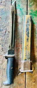 lot 57 image: Vintage US Servicemans AFH Combat Knife WSheath &amp 8 Blade