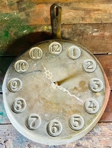 lot 62 image: Vintage 9 Brass Skillet Clock