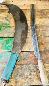 lot 79 image: Antique Billhook &amp Latin 21 Machetes
