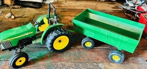 lot 92 image: Vintage John Deere 8x 5 Metal Tractor &amp 8x 4 Trailer