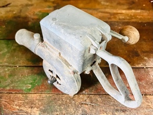 lot 124 image: AntiqueVintage Cranking Powder DusterSprayer