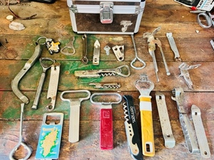 lot 126 image: Assorted Vintage Openers W Case