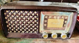 lot 128 image: Vintage Silvertone Tube-Type Radio