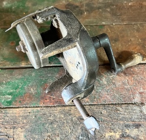 lot 129 image: AntiqueVintage Tabletop Hand-Cranked GrinderSharpener