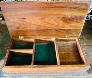 lot 130 image: Vintage 12x 7 x 3 Wooden Jewelry Box