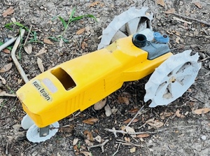 lot 187 image: Vintage Yellow &amp White Cast Iron Nelson Traveling Lawn Sprinkler Tractor- With Extra Arms