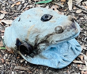 lot 188 image: Vintage Green Frog LawnYard Water Sprinkler
