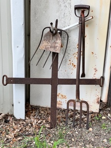 lot 209 image: AntiqueVintage Metal Tools