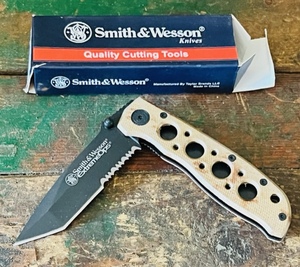 lot 237 image: Smith &amp Wesson ExtremeOps Folding Lock Blade Knife