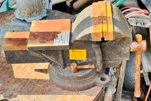 lot 250 image: Heavy Duty Pittsburgh Swiveling&nbsp Bench Vise