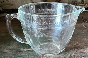 lot 251 image: Vintage Anchor Hocking 4 Cup Measuring Bowl #89