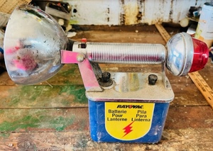 lot 276 image: Vintage Ray-O-Vac Sportsman Lantern WBattery