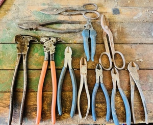 lot 306 image: Eleven Wire or Metal Cutting Tools