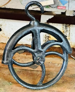 lot 359 image: Antique Hanging Rope Pulley