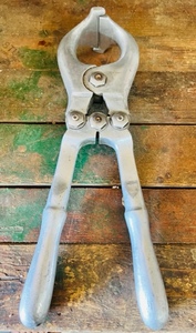 lot 380 image: Vintage Bull Horn Cutters