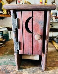 lot 384 image: Hanging Outhouse Toliet Paper Roll DispenserHolder