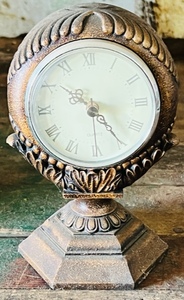lot 393 image: Vintage Brass Look Mantle Clock