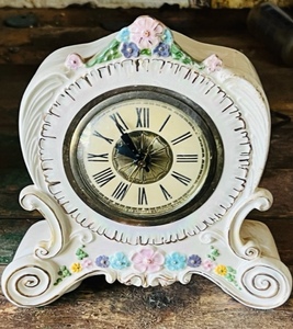 lot 394 image: Vintage Mid-Century Lanshire Electric Gold Decorated Model T3 Clock