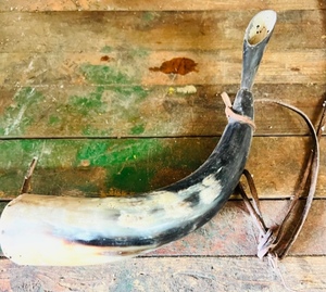 lot 410 image: Antique Powder Horn to Hold Gunpowder For Black Powder Muskets