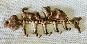 lot 415 image: Antique Cast Iron Fish Skeleton Key Ring Holder WCats